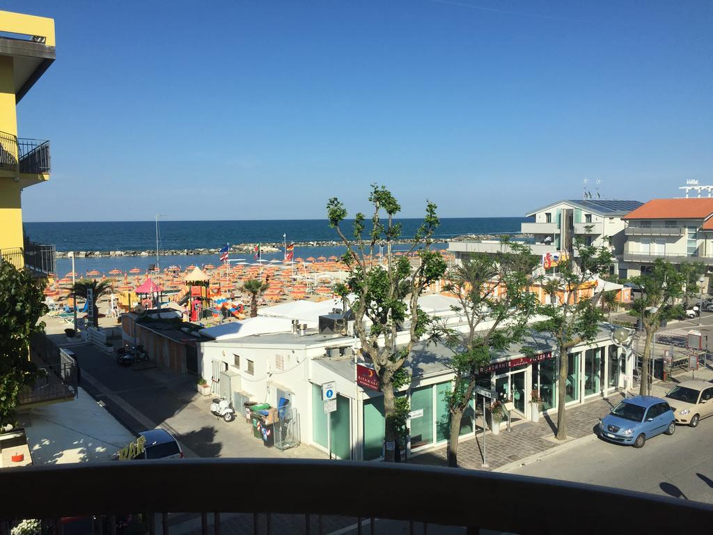 Hotel Acapulco Viserbella di Rimini Bagian luar foto